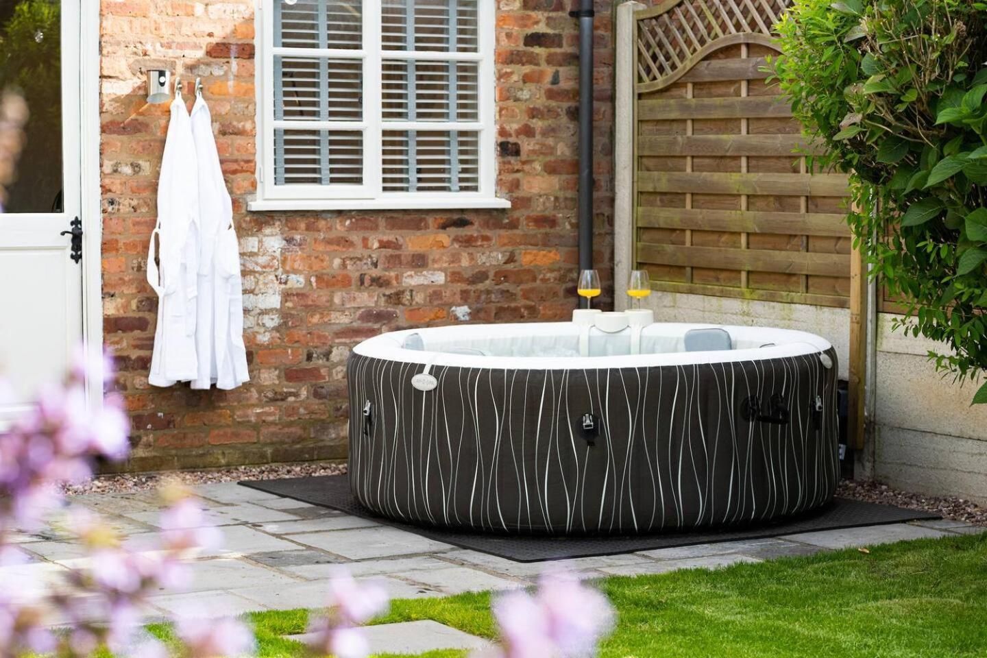 Stylish 2 Bedroom Cottage With Hot Tub And Parking Bewdley Exterior foto